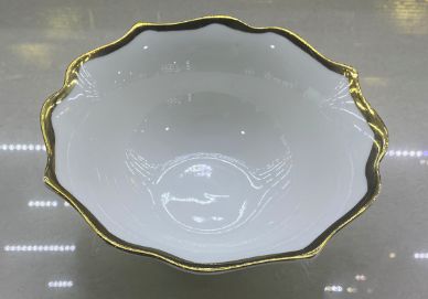 White bowl with a wavy rim