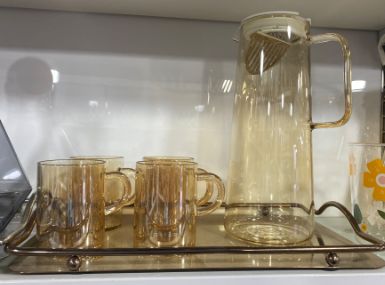 Amber glass jug with 4 cups