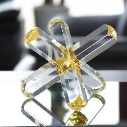 Clear crossed sculpture with a gold centre
