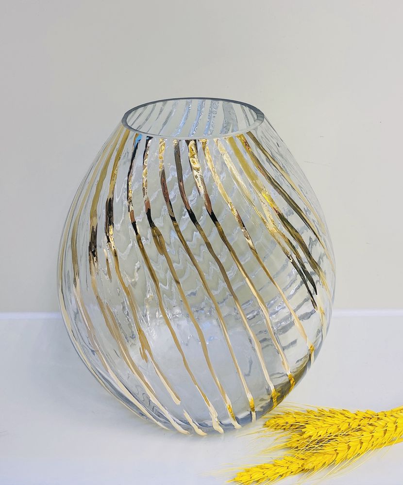 Round glass vase with gold swirls
