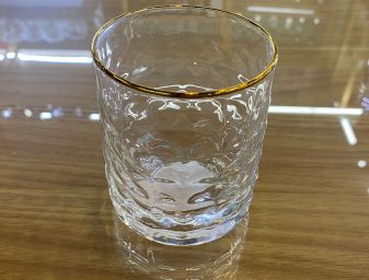 Hammered glass tumbler with a gold rim