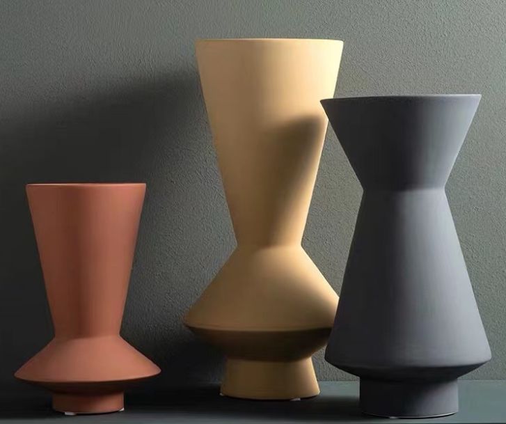 Matte vases in terracotta, sand and charcoal
